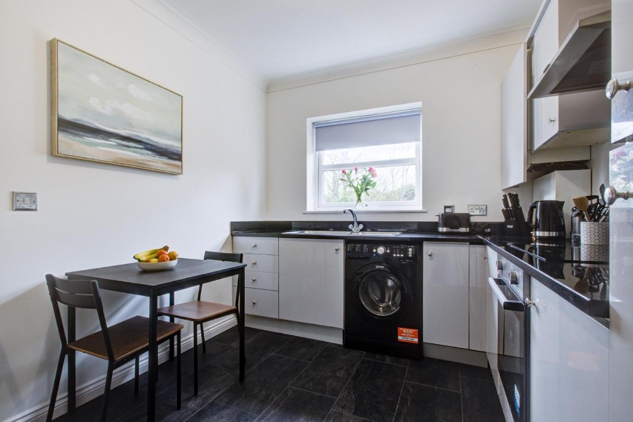 Stylish Two Bedroom Apartment With Free Parking! Romford Exterior photo
